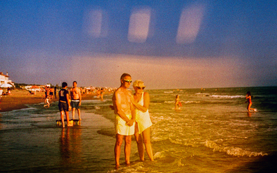 Photo argentique représentant un couple de sexagénaires les pieds dans l'eau