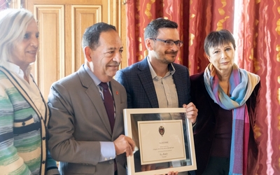 Jean-Luc Romerdo donne le cadre symbolisant la citoyennete d'honneur a ilia iachine