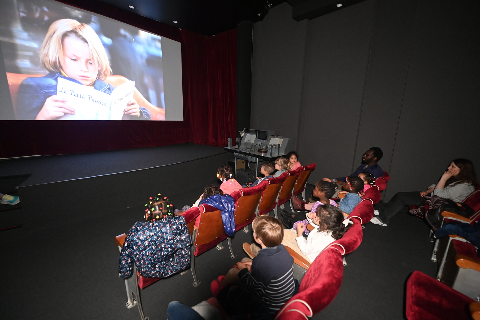 Séance de projection à la cinémathèque Robert Lynen