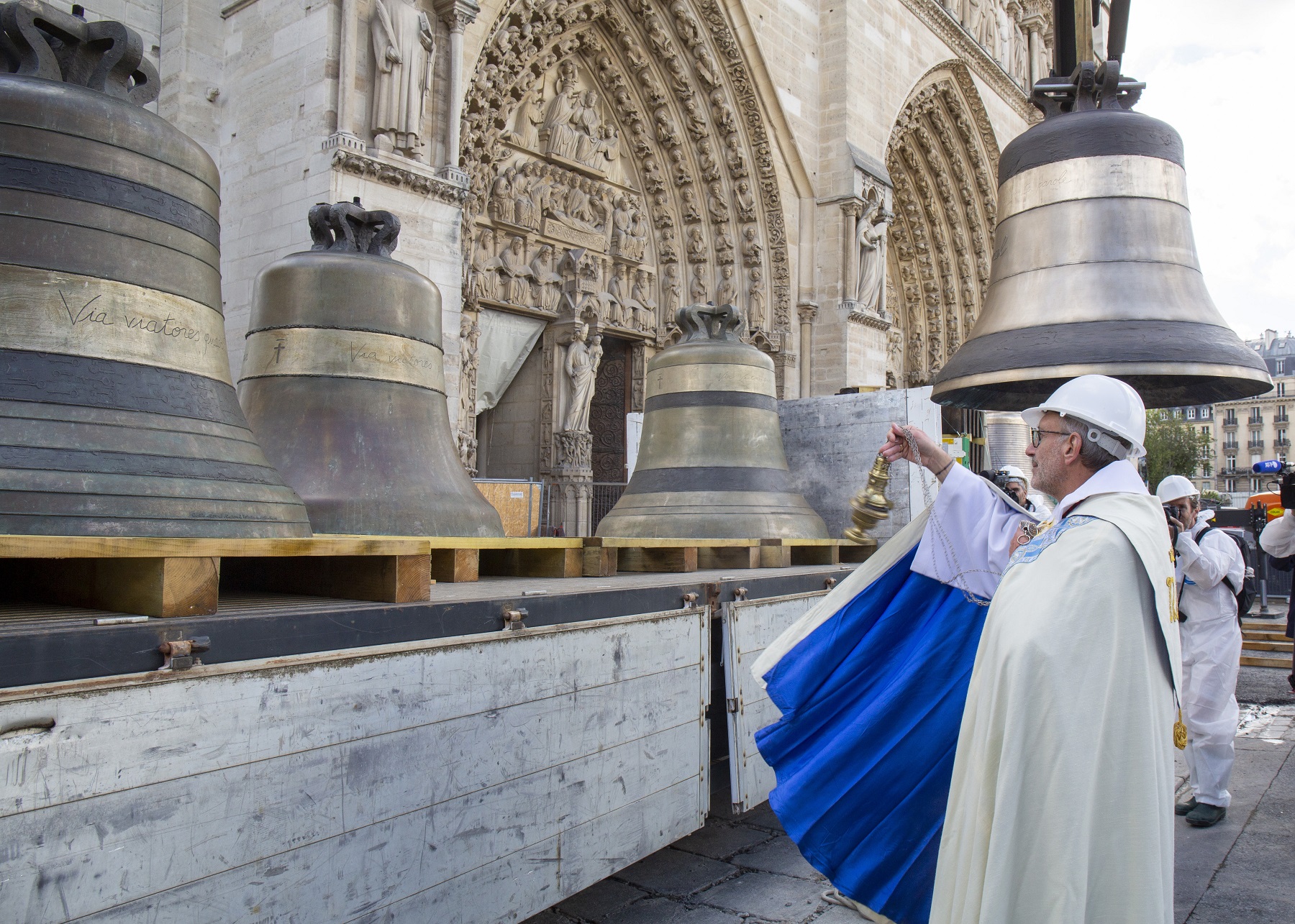 Le recteur bénie les cloches devant la cathédrale