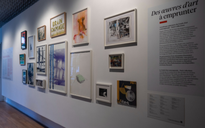 Mur d'exposition au Carré de Baudouin présentant différentes oeuvres en 2D