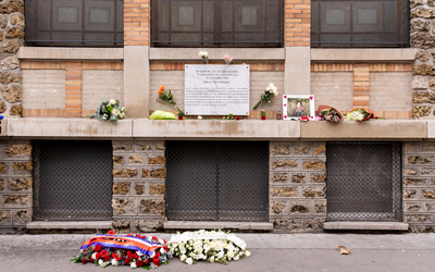 Une gerbe de fleurs déposée lors des commémorations des attentats du 13 novembre 2015