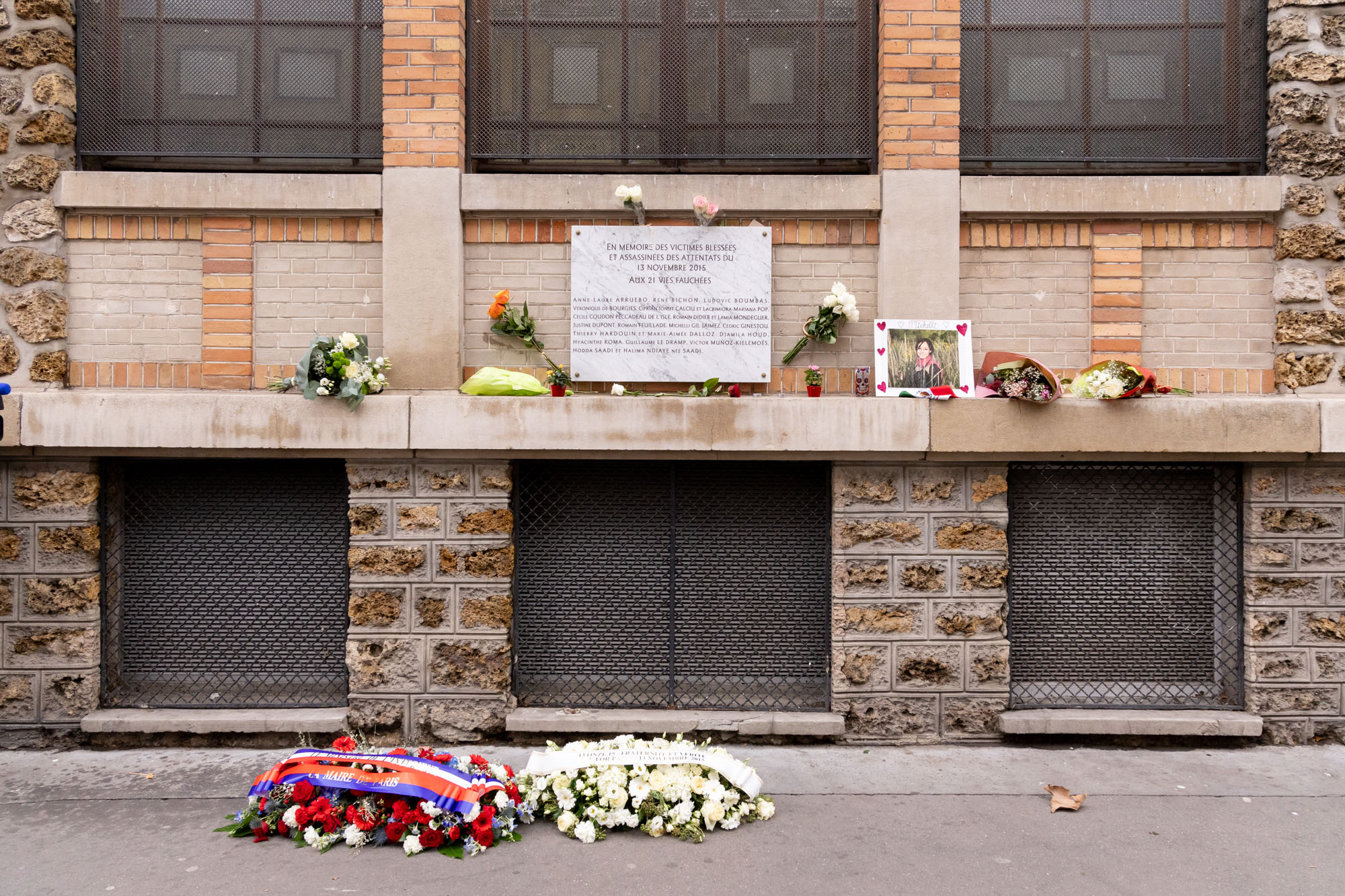 Une gerbe de fleurs déposée lors des commémorations des attentats du 13 novembre 2015