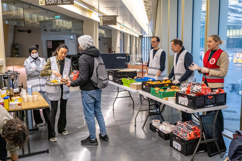 des personnes distribuent un petit déjeuner