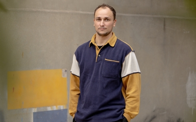 L'artiste Corentin Leguet, debout au Sakirial dans le 18e arrondissement de Paris 