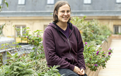 Dounia Boissaye assise sur le toit de l'Académie du Climat 