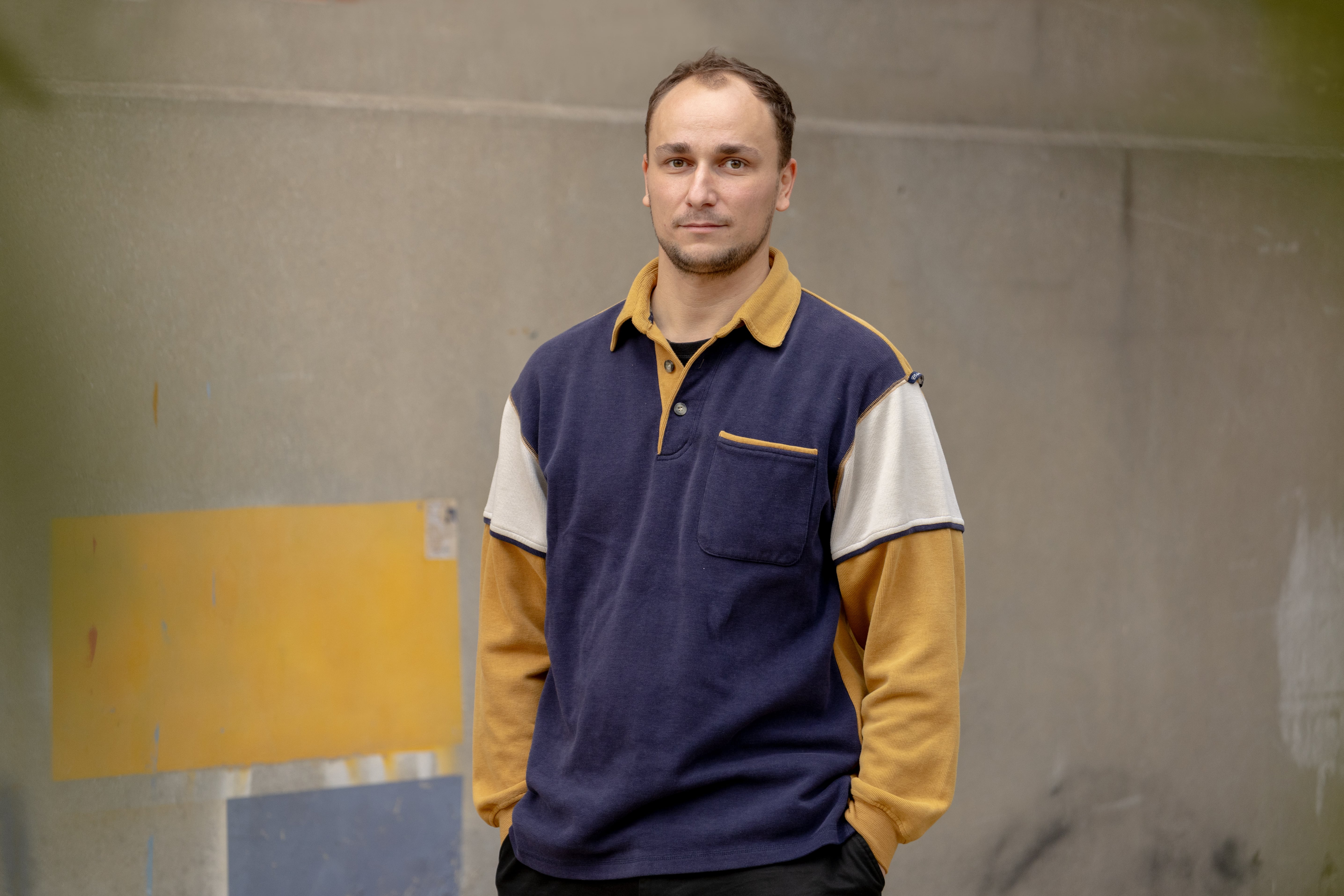 L'artiste Corentin Leguet, debout au Sakirial dans le 18e arrondissement de Paris 