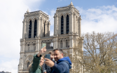 Un selfie devant Notre-Dame de Paris.