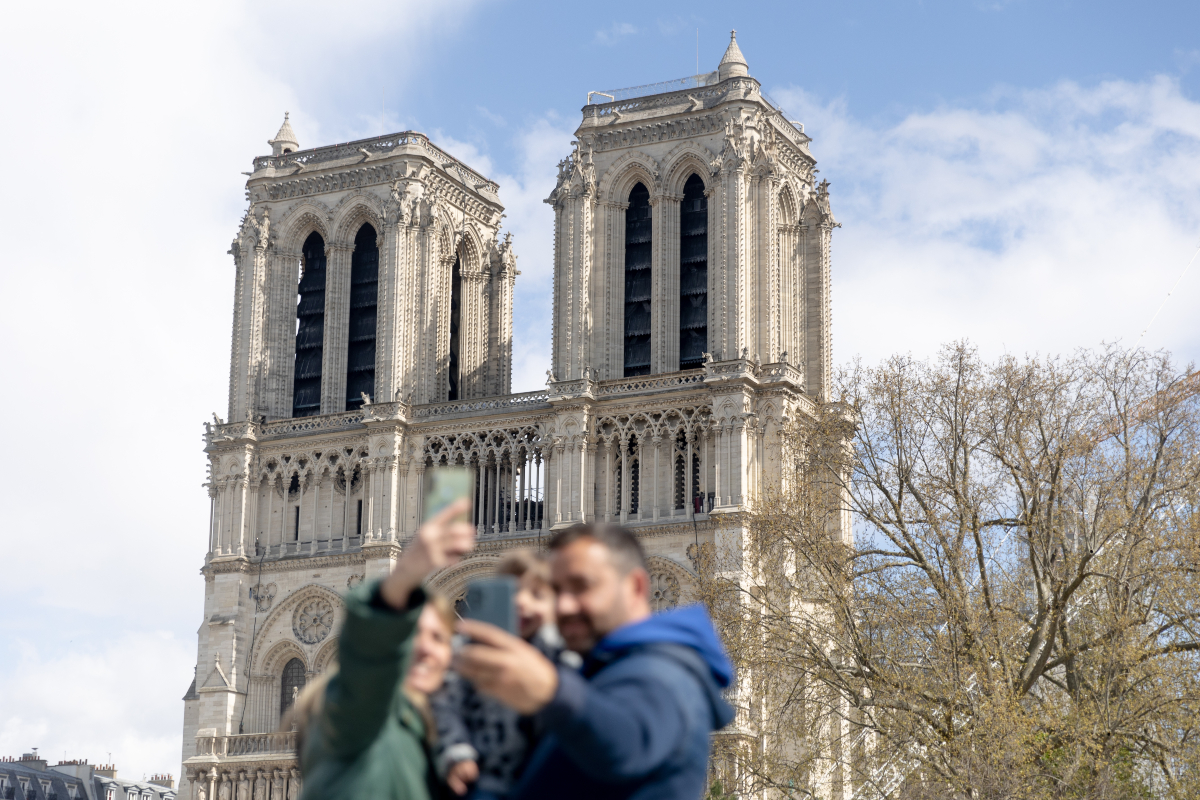 Un selfie devant Notre-Dame de Paris.