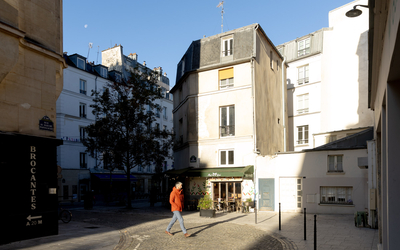 Un promeneur dans la lumière automnale du quartier piéton Oberkampf 