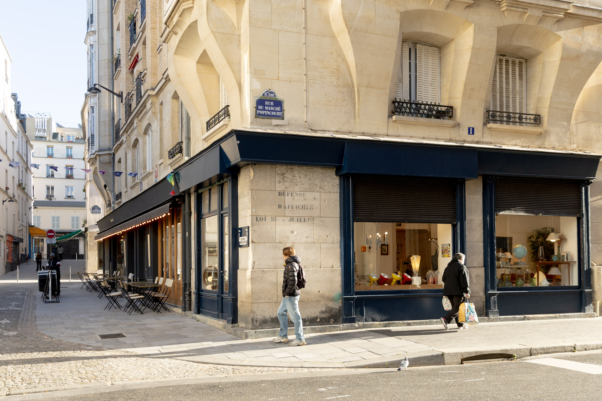 Des promeneurs dans la lumière d'automne du quartier piéton Oberkampf 