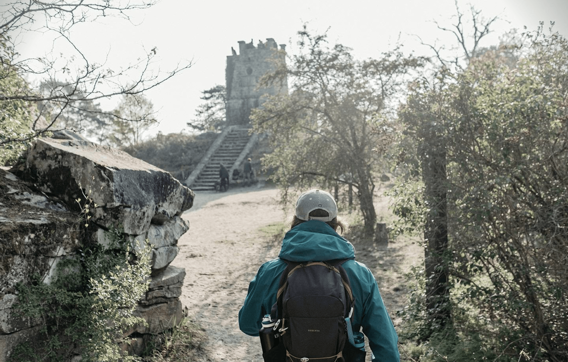 Randonneur marchant dans la nature en automne