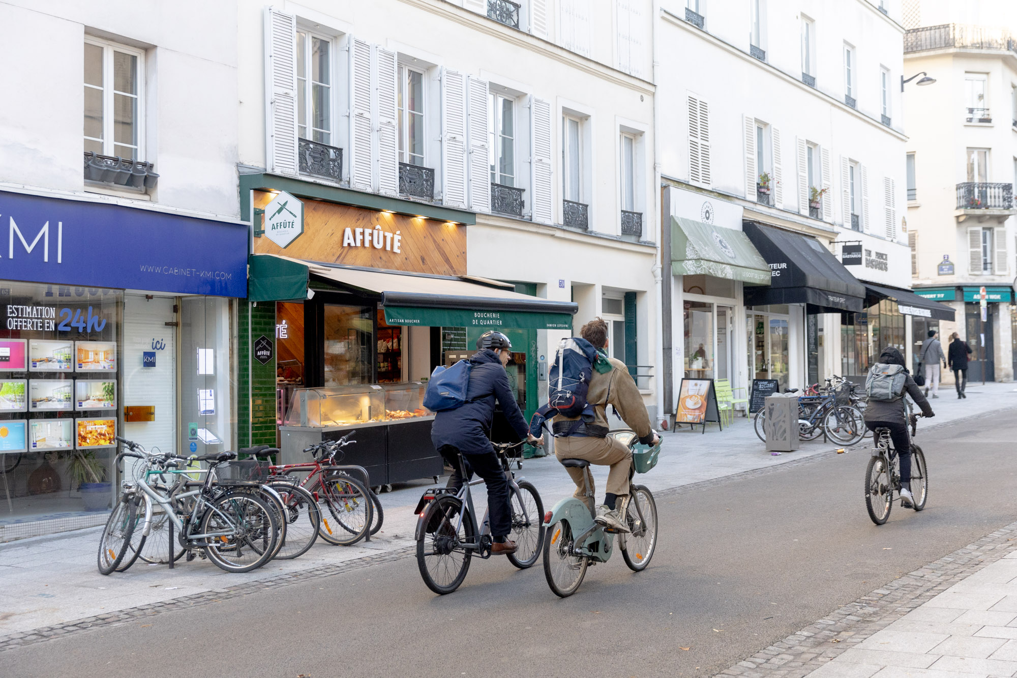 Des cyclistes remontent la rue Oberkampf 