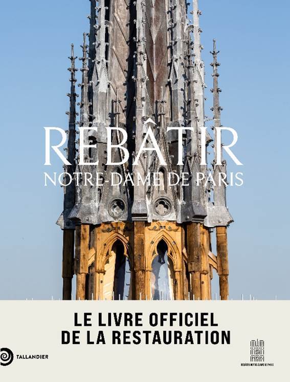 Sur la couverture les échafaudages de la cathédrale