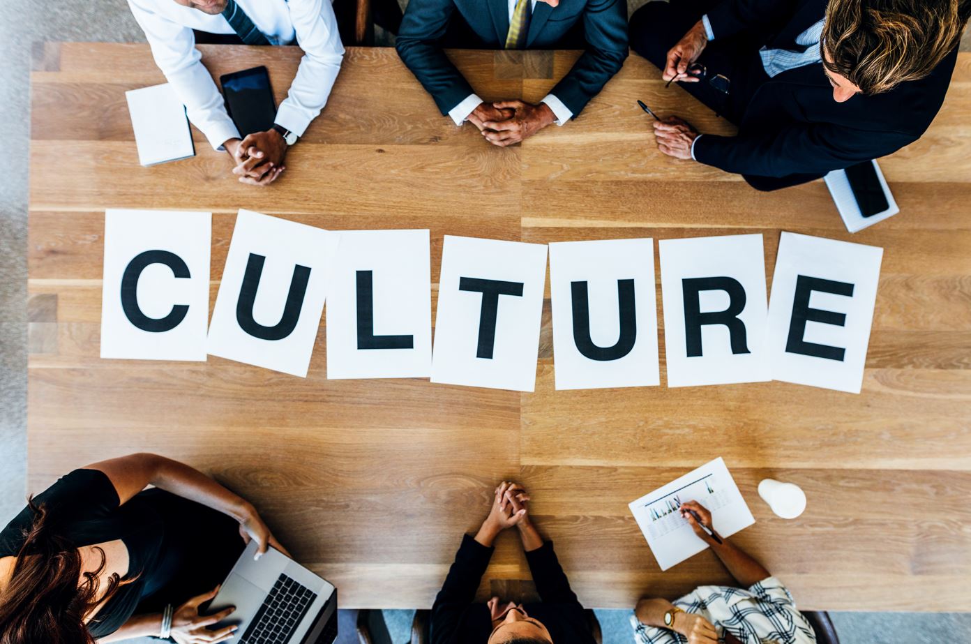 Culture en lettres sur table en bois