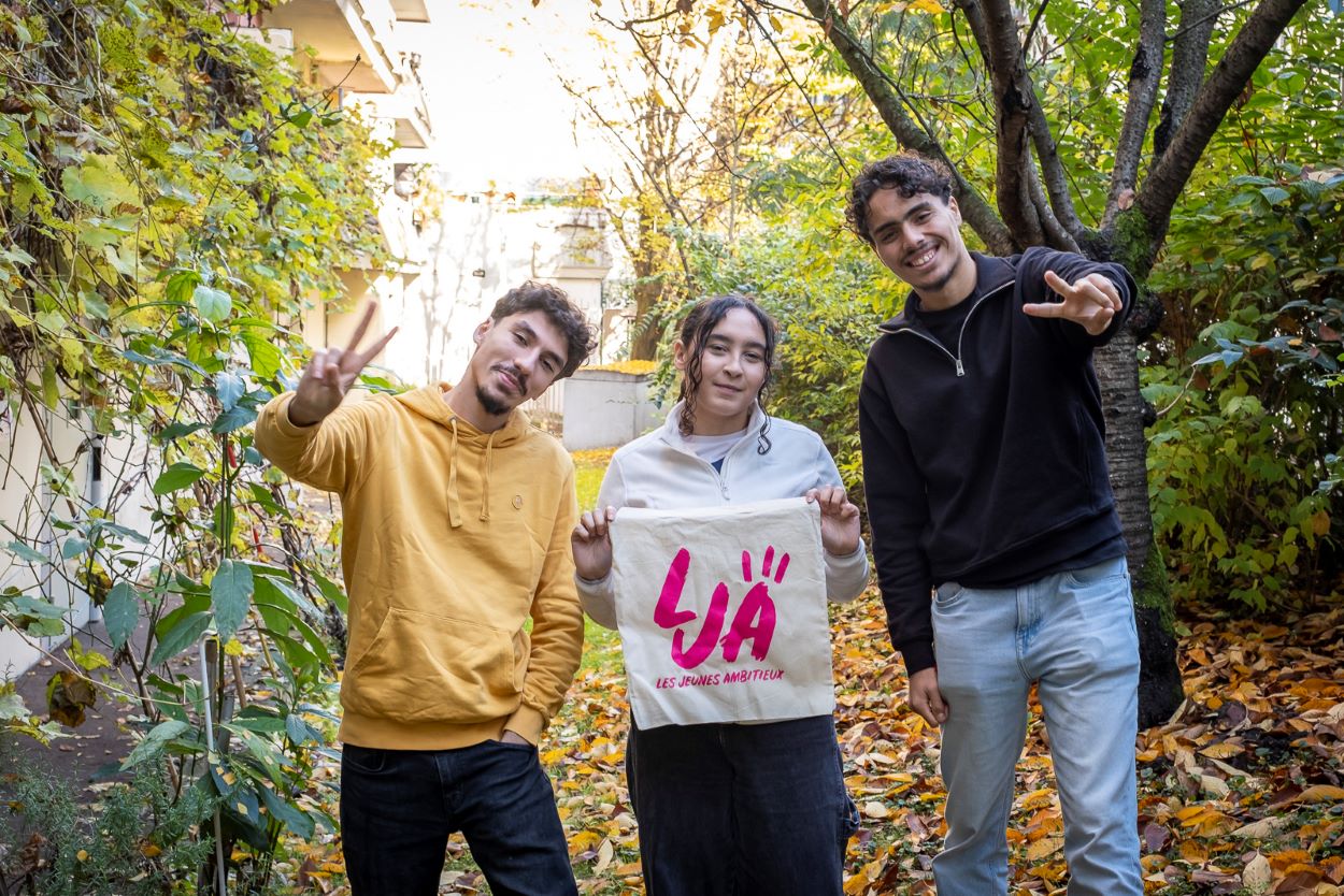 Rayane, Célia et Ilyès sont bénévoles dans l'association Les Jeunes Ambitieux.