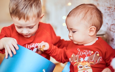 Enfants regardant des jouets