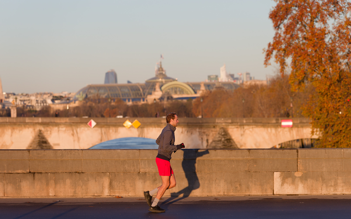 Un jogger matinal en bord de Seine.