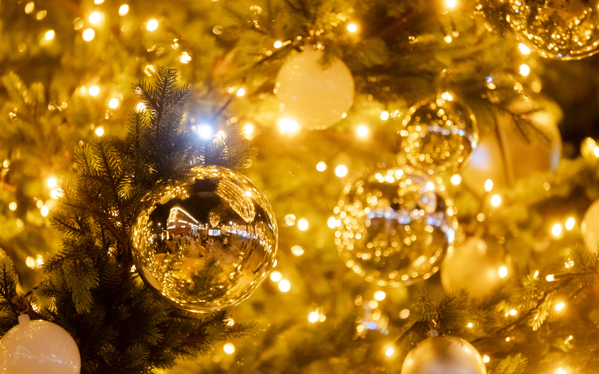 Boules et illuminations de Noel dorées