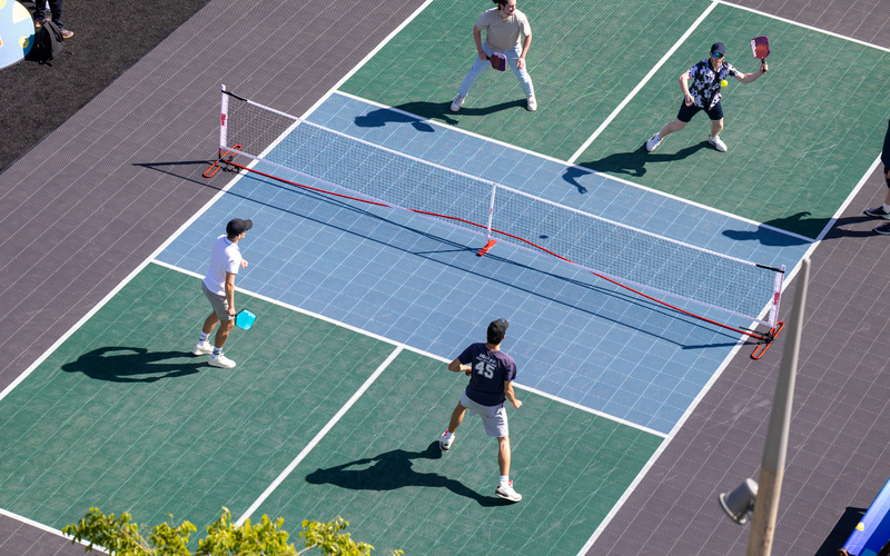 Participants jouant au pickleball sur un court extérieur pendant le tournoi de tennis de l'Open de France 2024 à Roland-Garros.