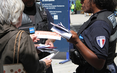 Des policiers municipaux distribuent un prospectus