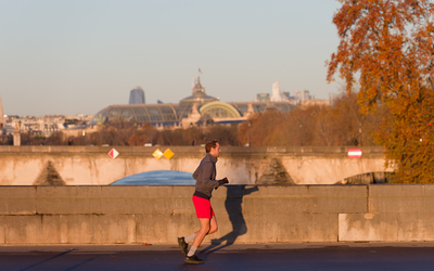 Un jogger matinal en bord de Seine. 