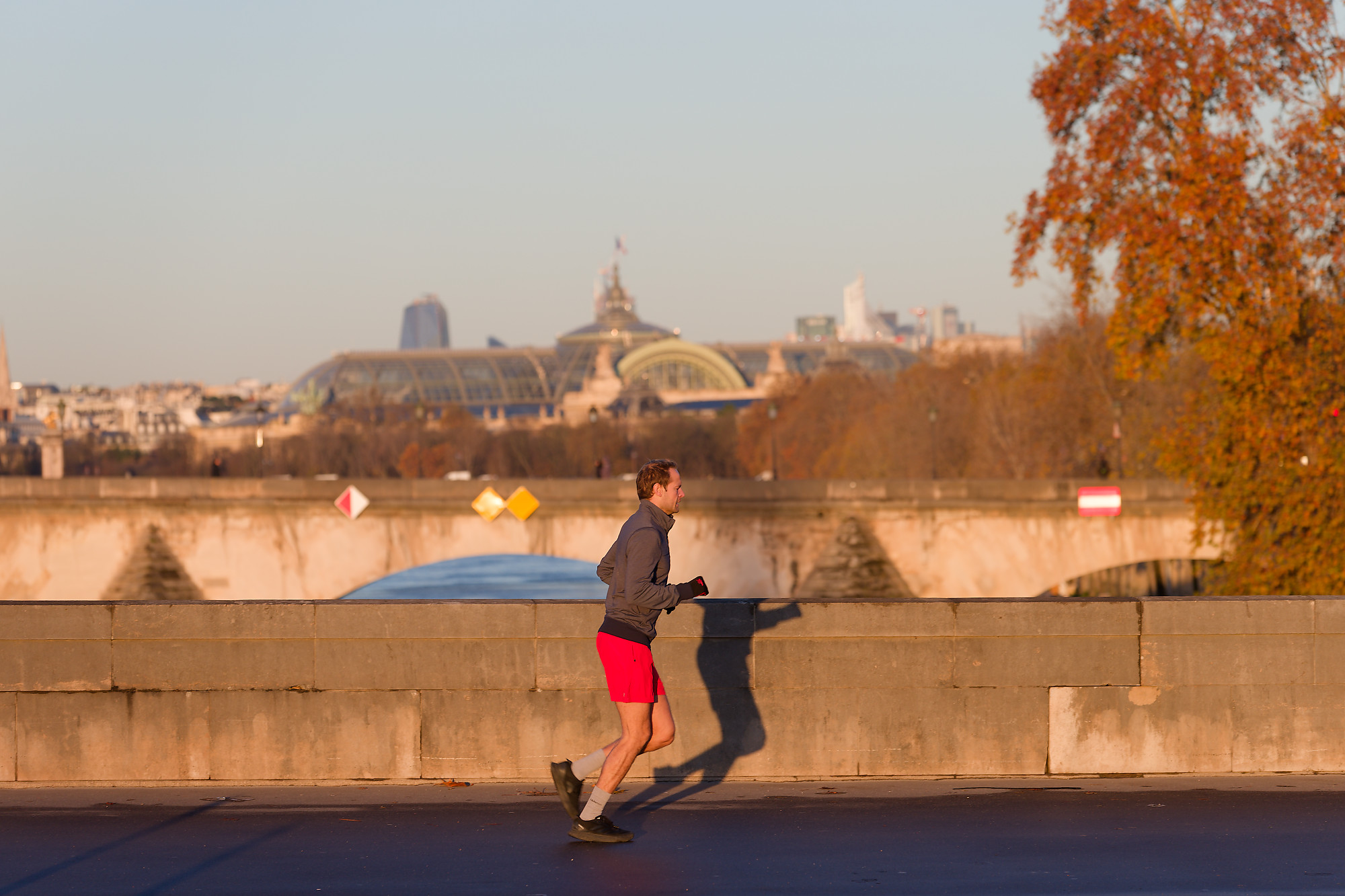 Un jogger matinal en bord de Seine. 