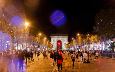 Des personnes viennent voir les Champs Elysées illuminés. 