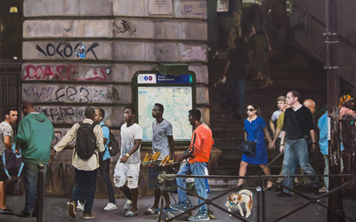 Au pied du métro Barbès-Rochechouart, une foule anonyme s'active