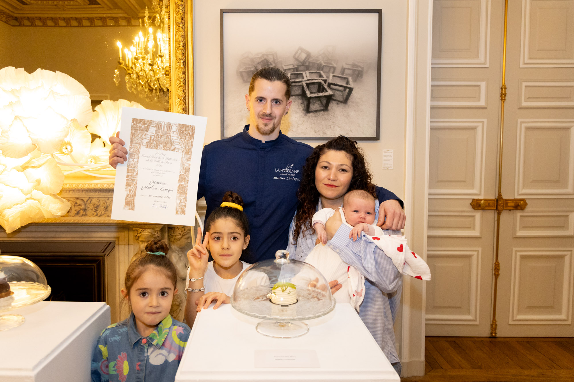 Mathieu Leveque entouré de sa femme et de ses trois enfants remporte le Grand Prix de la Pâtisserie de la mairie de Paris