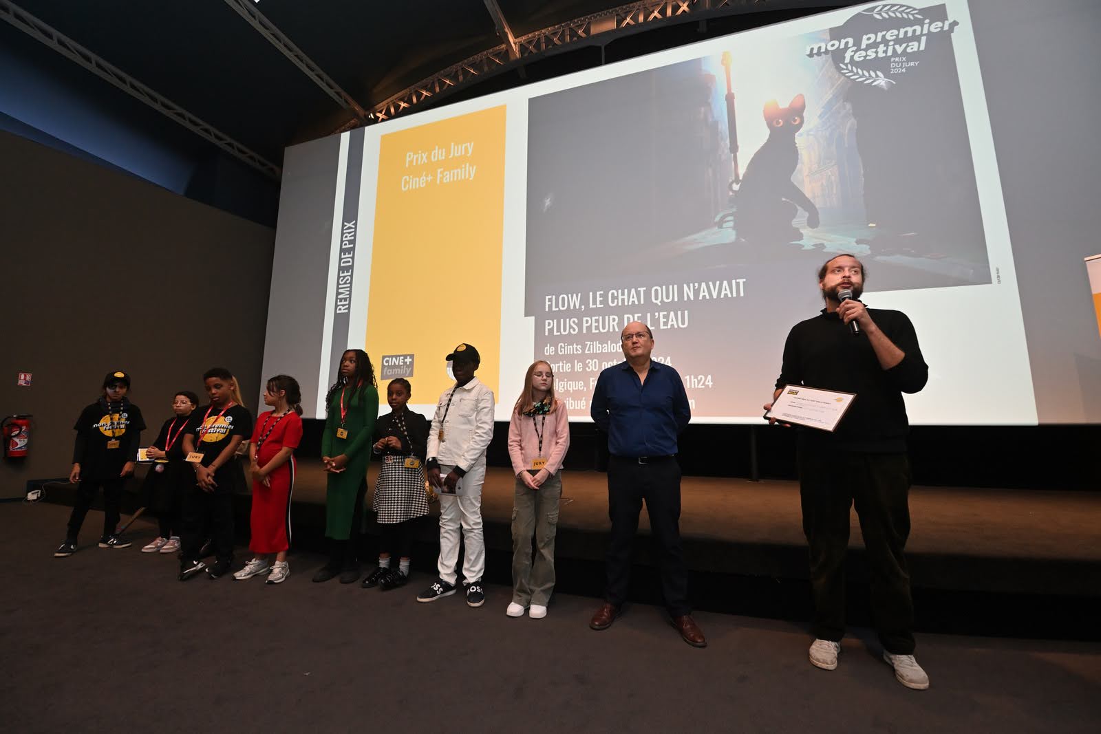 le jury remet son prix au directeur de l'animation du film Flow, le chat qui n'avait plus peut de l'eau