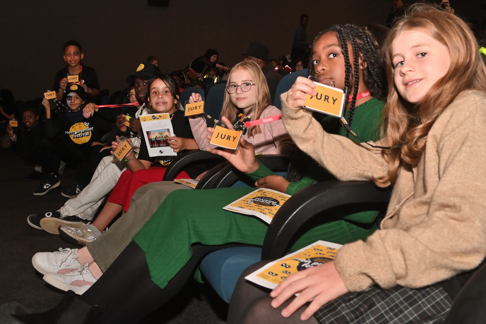les membres du jury des enfants de mon premier festival posent fièrement avec leur badge officiel