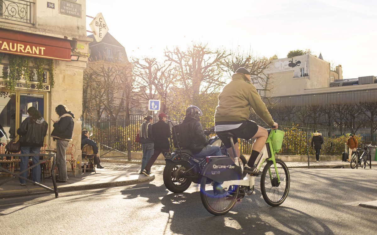 Vélos et piétons se promènent dans une zone à Trafic Limité de Paris Centre