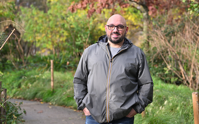 Portrait d'un directeur de mini sejour sur un fond verdoyant 