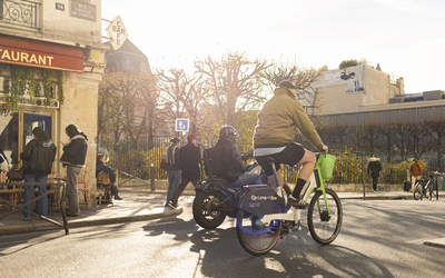 Vélos et piétons se promènent dans une zone à Trafic Limité de Paris Centre