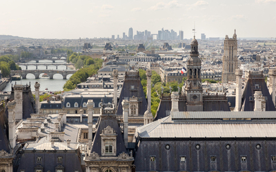 Vue sur les toits de Paris, avec au loin la Défense, sur la gauche de l'image vu de la Seine avec quelques ponts