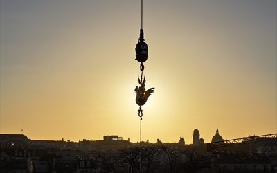 Déposé par une grue le coq vole dans le ciel de Paris