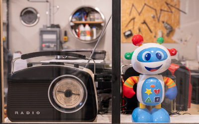 Robot et radio chez Envie le Labo, boutique d'électroménager et éco lieu. 