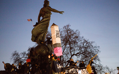 Grand rassemblement de manifestants sur la place de la République suite aux attentats de janvier 2015.