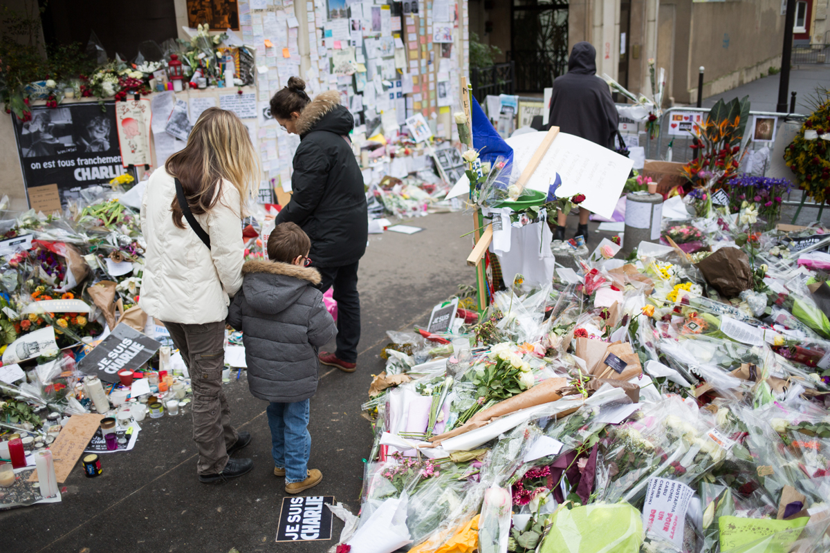 Des dessins déposés au sol en hommage aux victimes des attentats de Charlie Hebdo