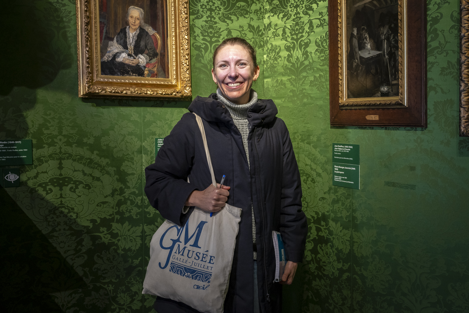 Portrait d'une touriste à la Maison de Victor Hugo 