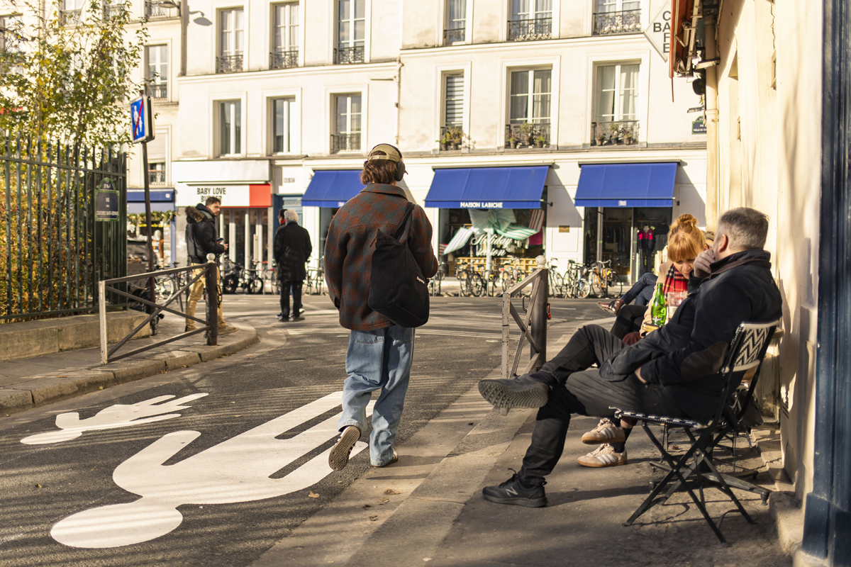 Des passants et des personnes en terrasse dans une zone à Trafic Limité (Paris Centre)