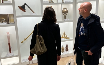 couple regardant des pièces de musée