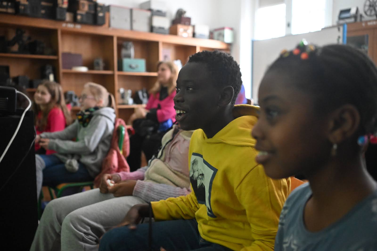 les enfants apprennent à se découvrir sur grand écran et certains sont surpris ou gênés de se voir