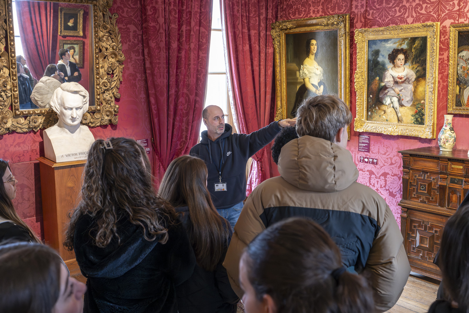 Fabien le conférencier de la Maison de Victor Hugo, explique aux élèves de première la vie de l'écrivain