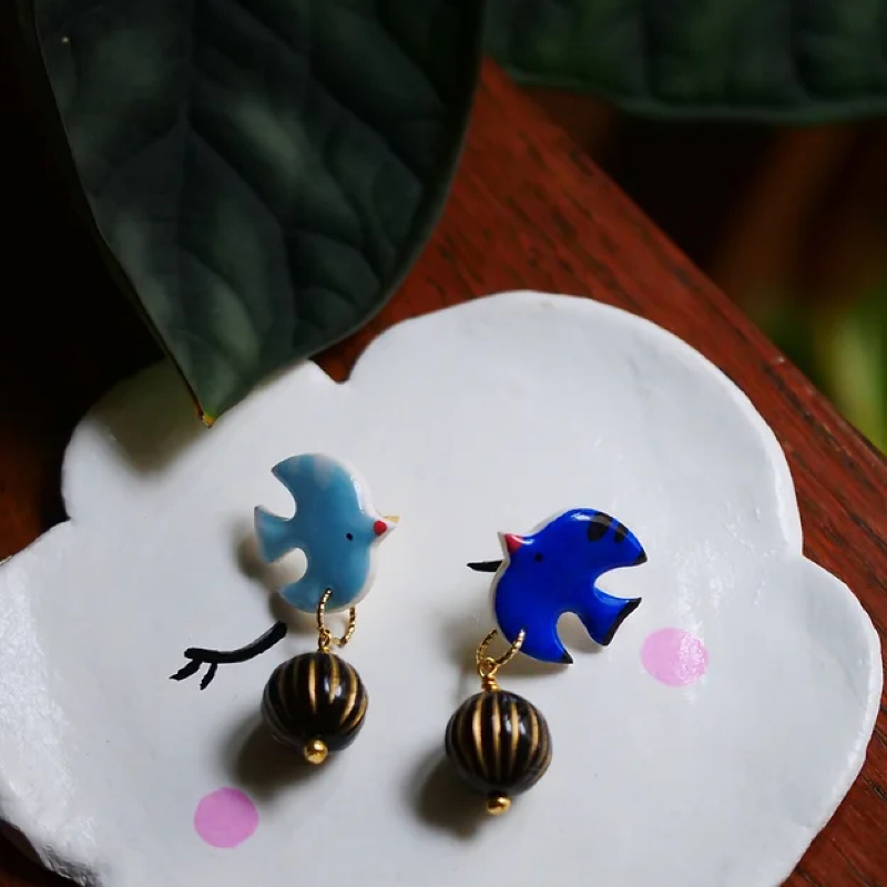 Bijoux pour enfants représentant des oiseaux de la marque Shuleen.