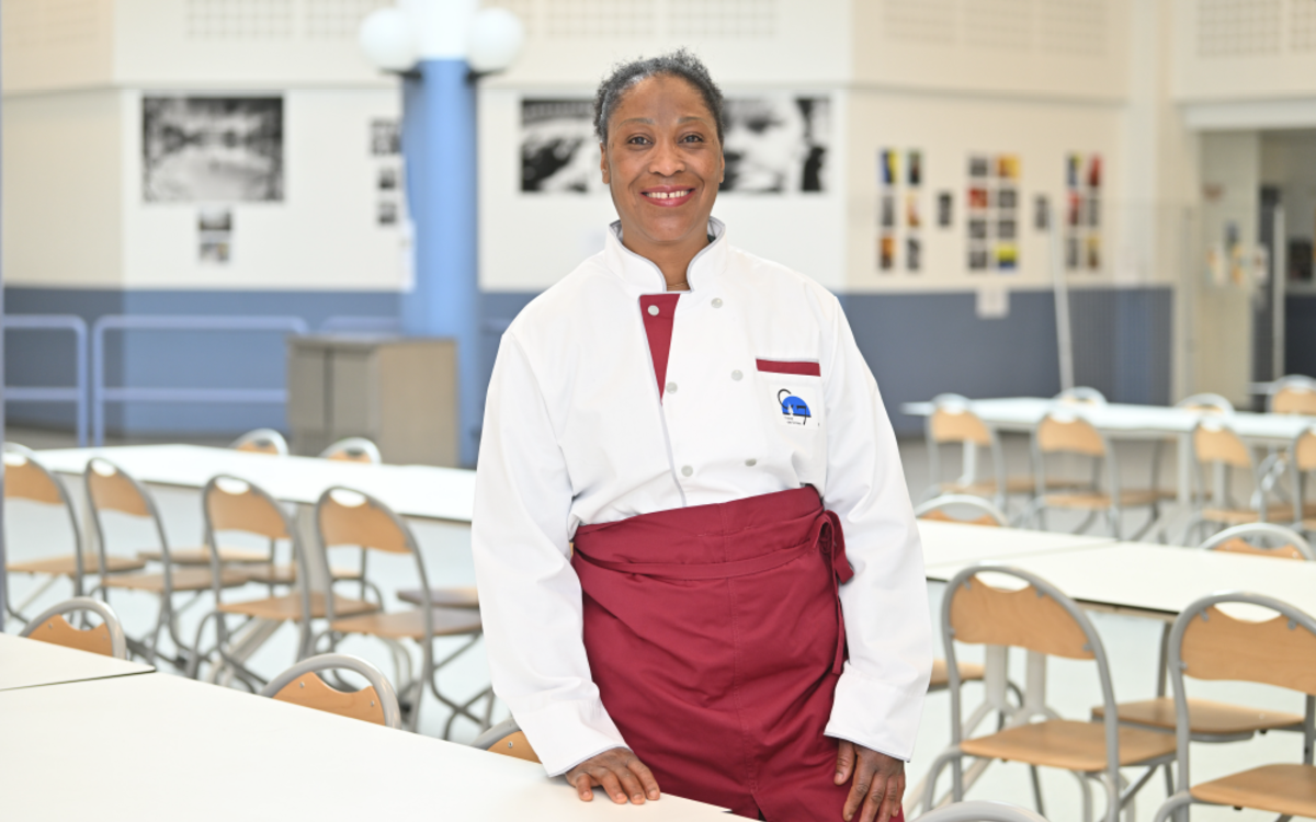 Mariame Amara, cheffe de cuisine pose dans une cantine scolaire