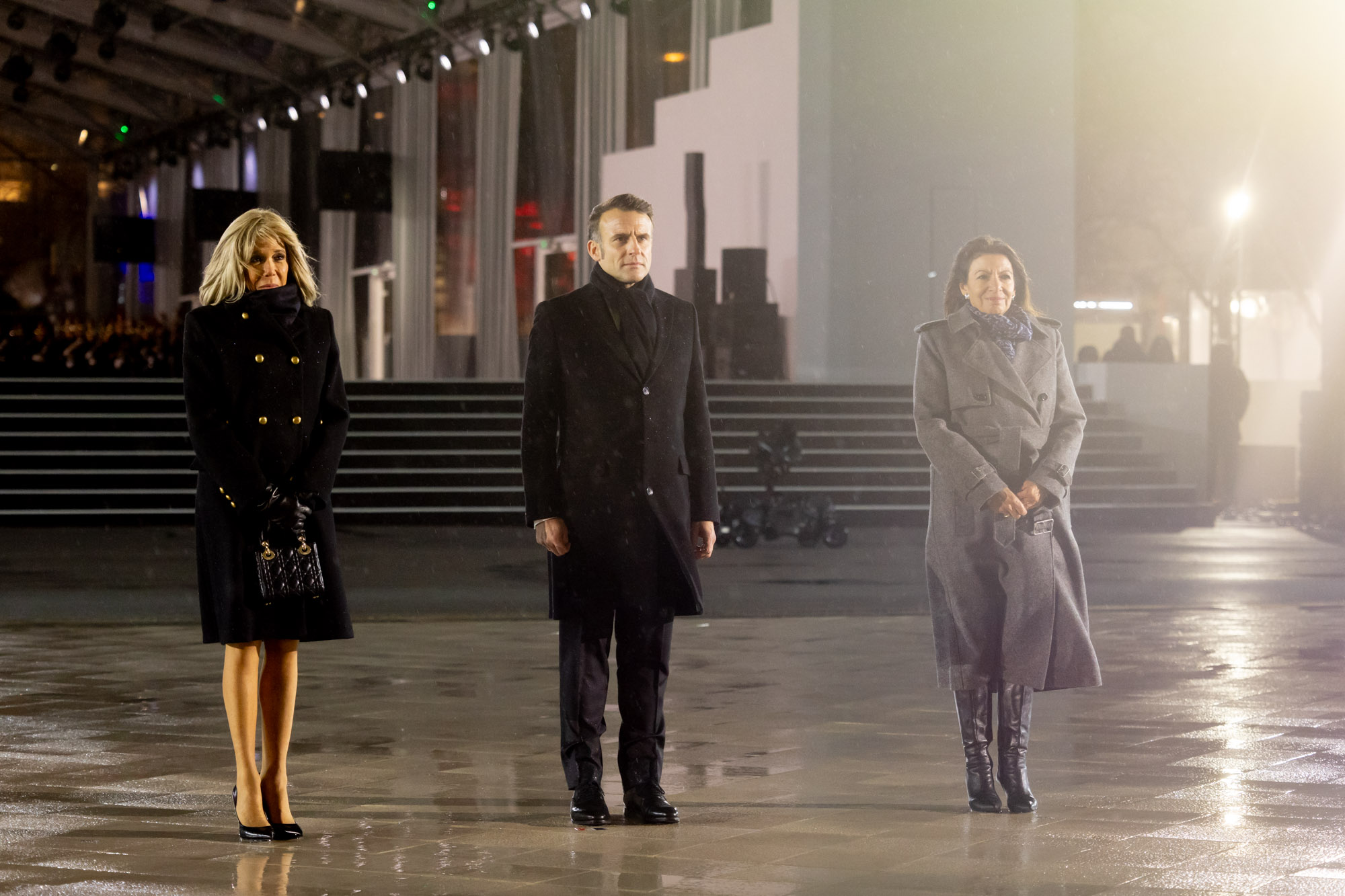 Brigitte Macron, Emmanuel Macron et Anne Hidalgo sur le parvis de Notre-Dame