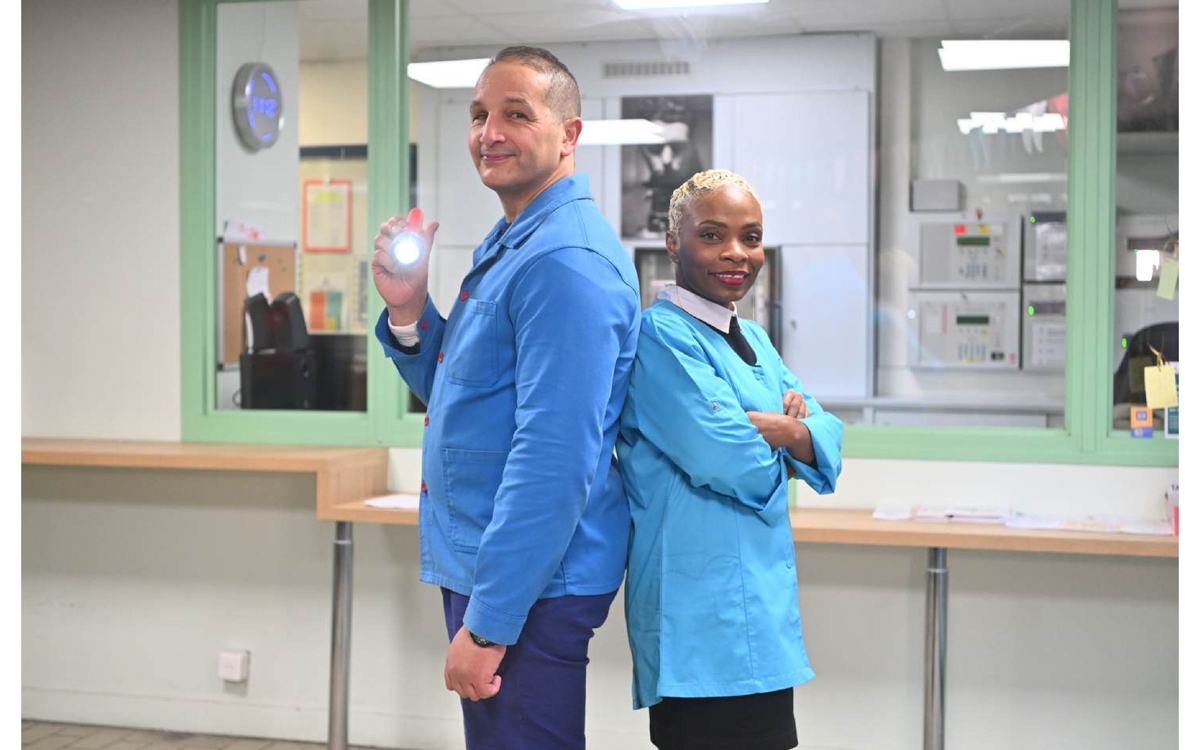 les deux ATEE se tiennent dos à dos avec leur lampe allumée et leur blouse bleue pour intervenir dans le collège