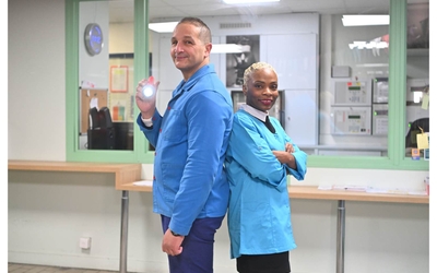 les deux ATEE se tiennent dos à dos avec leur lampe allumée et leur blouse bleue pour intervenir dans le collège